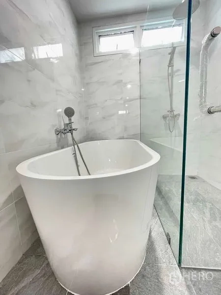 联排别墅 出租或出售在Prawet, Bangkok - 玻璃淋浴间内的独立式浴缸，配手持花洒。