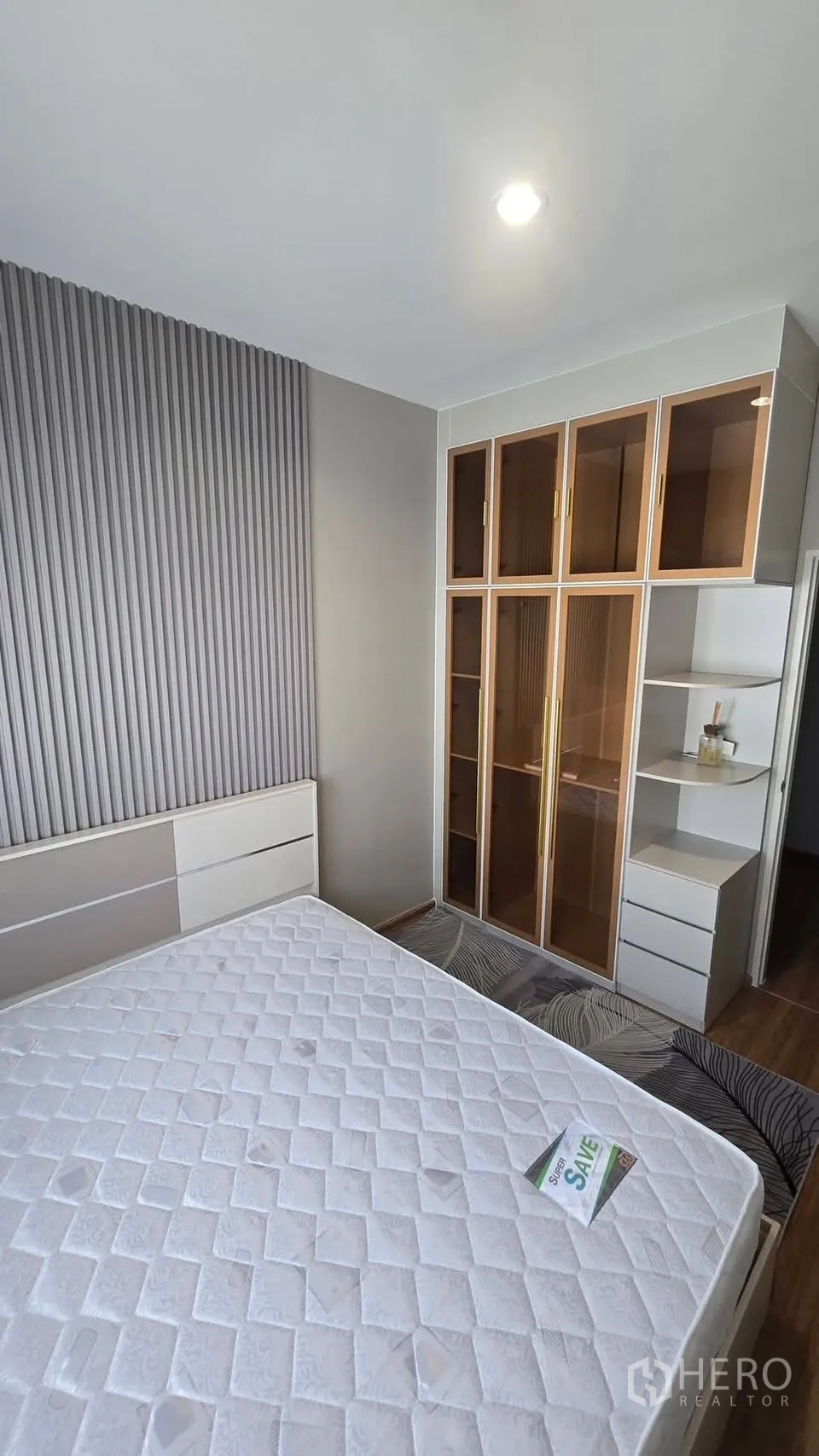 Townhouse for rent in Bang Phli, Samut Prakan - Bedroom built-in wardrobe with glass doors and side shelving.
