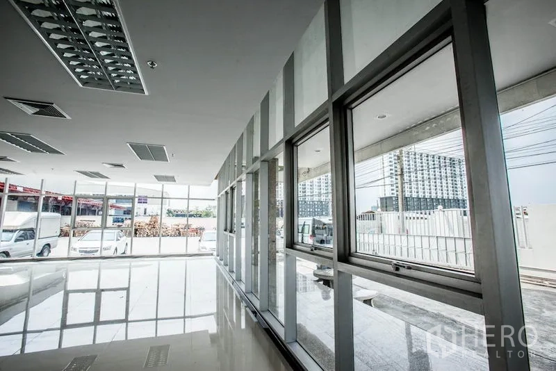 สำนักงาน ให้เช่าในBang Phli, Samut Prakan - โถงภายในเรียงหน้าต่างสูง มองเห็นที่จอดรถและอาคารข้างเคียง
