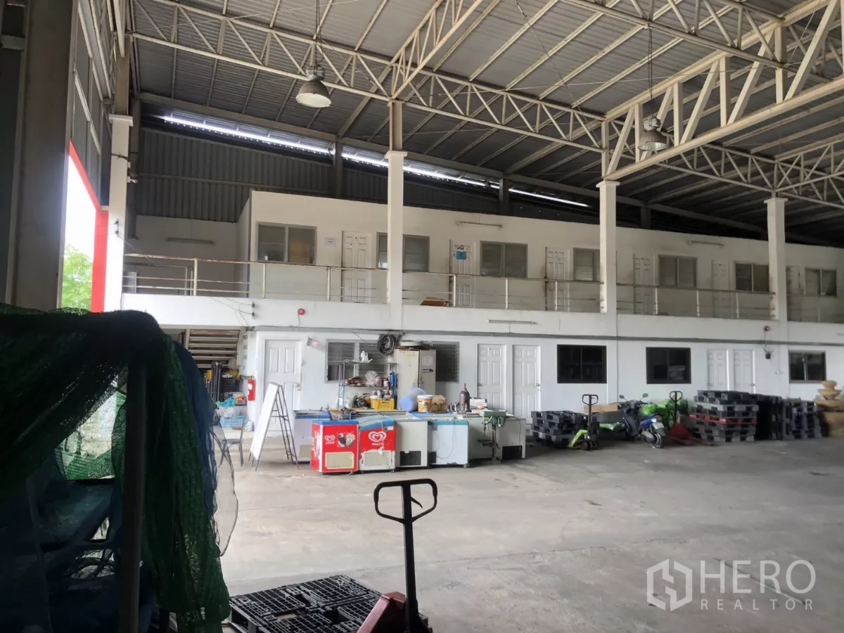 Factory for rent in Mueang Samut Prakan, Samut Prakan - Open work area leading to rear gate inside the insulated warehouse