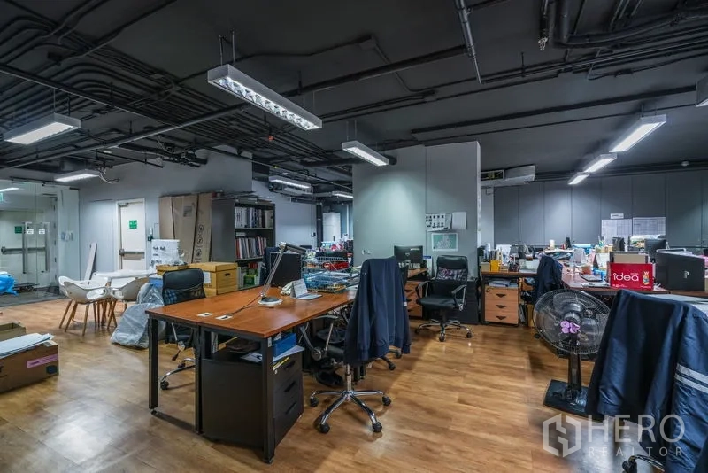 สำนักงาน ให้เช่า - พื้นที่ออฟฟิศโอเพ่นสเปซ พื้นไม้ เพดานเปิด และไฟส่องสว่าง