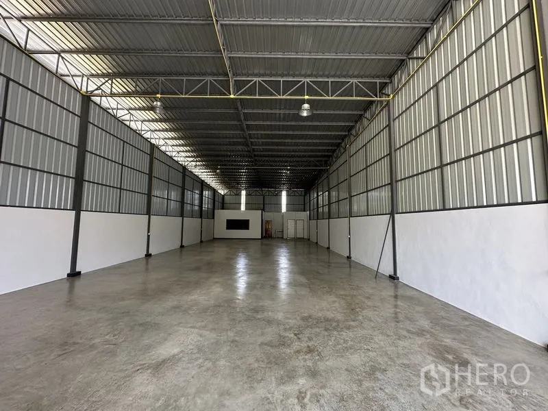 คลังสินค้า ให้เช่าในKhlong Sam Wa, Bangkok - ทางเดินกลางยาวภายในโกดัง ผนังสะอาด แสงสว่างทั่วถึง