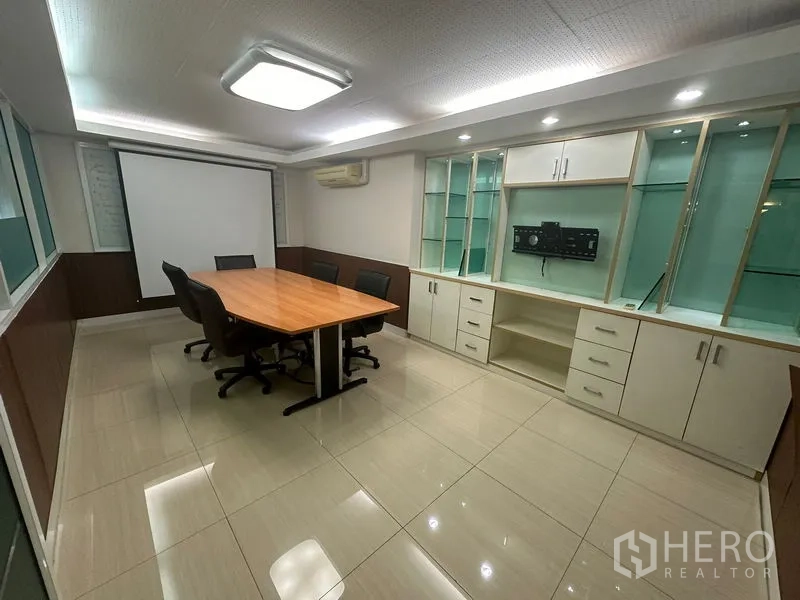 สำนักงาน ขาย - ห้องประชุมโต๊ะไม้ ตู้บิลท์อิน จอโปรเจ็กเตอร์ และไฟดาวน์ไลท์
