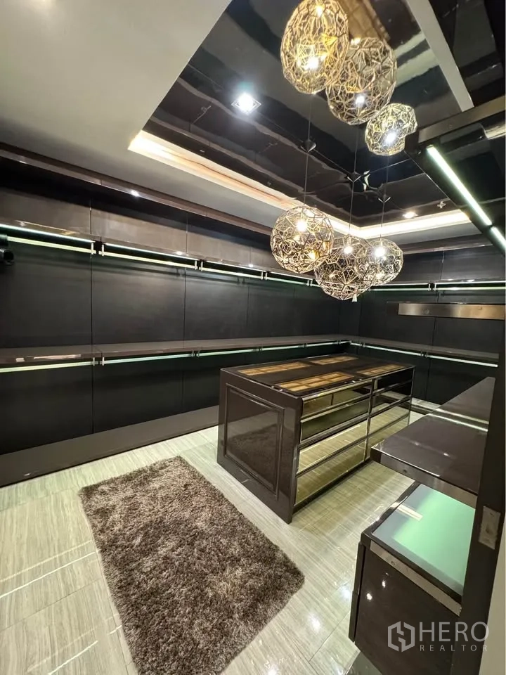 คอนโด ให้เช่าหรือขายในKhlong Toei, Bangkok - ห้องแต่งตัวกว้าง เกาะกลางลิ้นชัก ราวแขวน และพรมขนนุ่ม