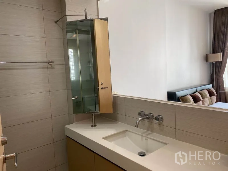 คอนโด ให้เช่าในKhlong Toei, Bangkok - ห้องน้ำทันสมัยพร้อมเคาน์เตอร์ซิงค์ ก๊อกติดผนัง และผนังกระจกเชื่อมห้องนอน