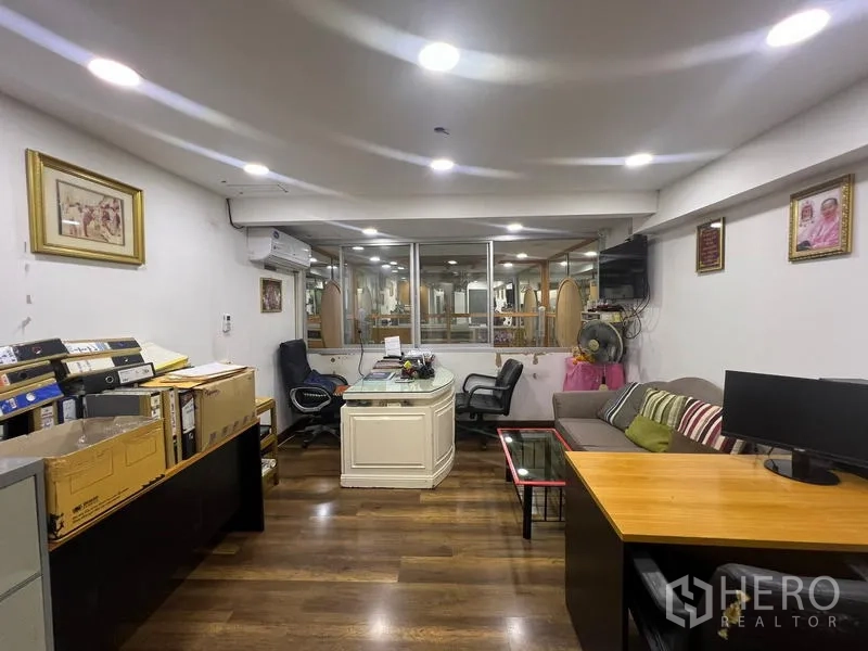 อาคารพาณิชย์ ให้เช่าหรือขายในWatthana, Bangkok - ชั้นสำนักงานกั้นกระจก มีโต๊ะทำงาน โซฟา แอร์ และพื้นไม้.