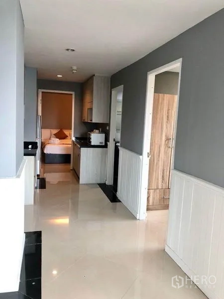 คอนโด ให้เช่าในKhlong Toei, Bangkok - โถงทางเดินสะอาดเชื่อมต่อครัวและห้องนอนภายในยูนิต