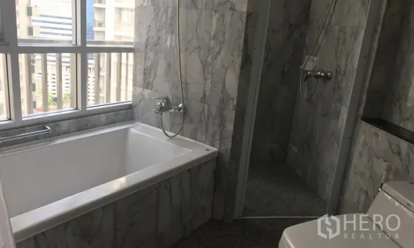 อพาร์ทเมนท์ ให้เช่าในWatthana, Bangkok - ห้องน้ำหินอ่อนพร้อมอ่างอาบน้ำ ฝักบัวแยก และหน้าต่างมุมเมือง