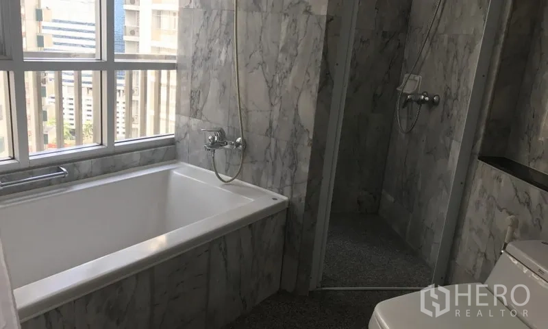 อพาร์ทเมนท์ ให้เช่าในWatthana, Bangkok - ห้องน้ำหินอ่อนพร้อมอ่างอาบน้ำ ฝักบัวแยก และหน้าต่างมุมเมือง