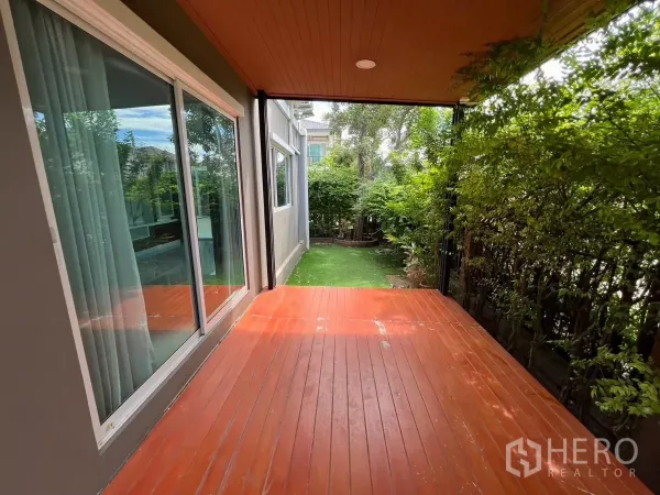 Detached House for rent in Suan Luang, Bangkok - Covered deck opening to a small private lawn bordered by tall hedges