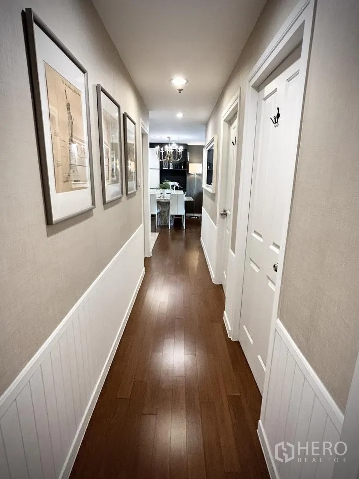 คอนโด for rent in Huai Khwang, Bangkok - โถงทางเดินพื้นไม้ยาวเชื่อมสู่พื้นที่รับประทานอาหาร