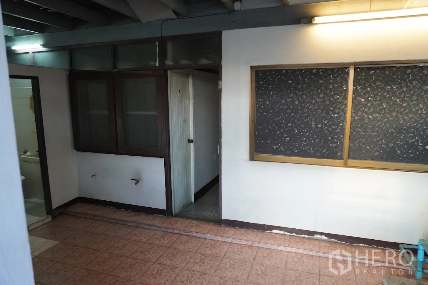 อาคารพาณิชย์ ให้เช่าในWatthana, Bangkok - พื้นที่ดาดฟ้ามุงหลังคา มีประตูและหน้าต่าง พื้นกระเบื้อง