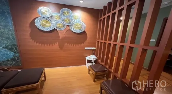 零售空间 出租 - 温馨等候区，木质格栅隔断、长椅与墙面装饰。