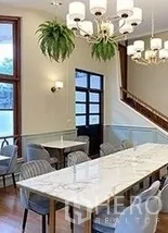 พื้นที่ขายปลีก ให้เช่าในBangkok - พื้นที่ประชุมหรือนั่งทานพร้อมโต๊ะหินอ่อน โคมระย้า และไม้แขวนประดับ