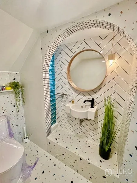 ทาวน์เฮาส์ ให้เช่าในKhlong Toei, Bangkok - ห้องน้ำดีไซน์ซุ้มโค้ง กระจกกลม กระเบื้องเทอราซโซ่ และต้นไม้ตกแต่ง