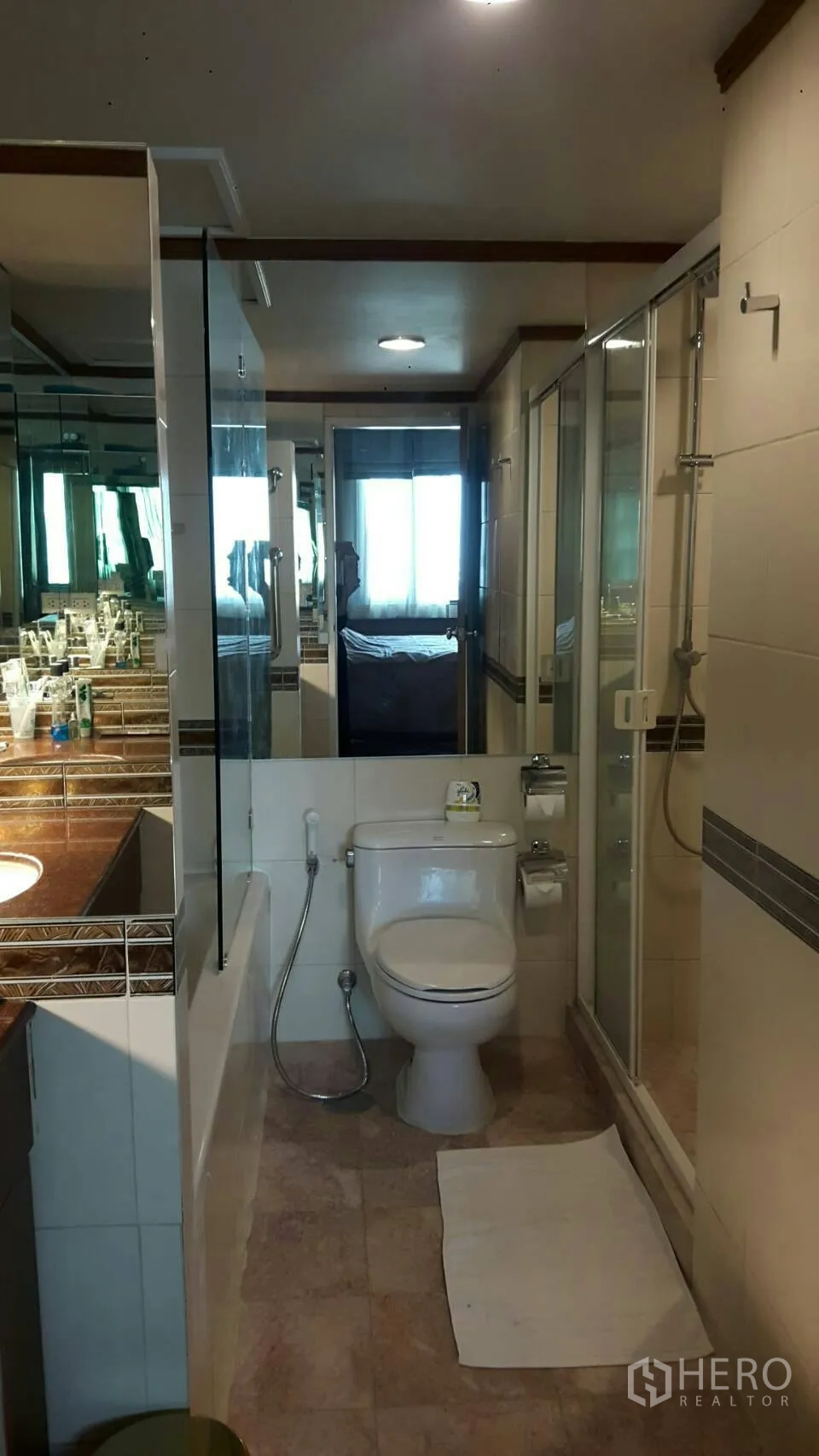 公寓 出租在Pathum Wan, Bangkok - 卫生间配玻璃淋浴房、浴缸、坐便及大镜面台。