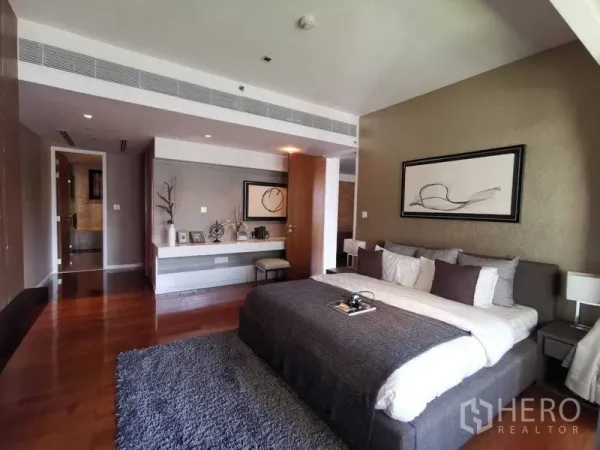 คอนโด ให้เช่าในYan Nawa, Bangkok - ห้องนอนมาสเตอร์กว้าง เตียงคิง พื้นไม้ บิลต์อินโต๊ะทำงาน โทนอบอุ่นในเดอะ พาโน