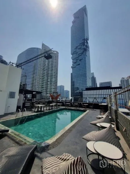 零售空间 出租在Bang Rak, Bangkok - 狭长泳池配躺椅，远望 Mahanakhon 大厦