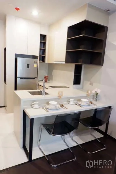 คอนโด ให้เช่า - ไอส์แลนด์ครัวกะทัดรัดพร้อมเคาน์เตอร์ทานอาหารและเก้าอี้สองตัว