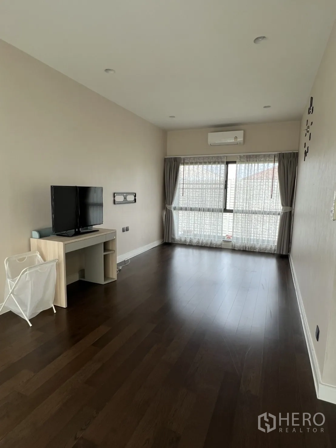 Detached House for rent or sale in Bang Kapi, Bangkok - Long multipurpose room with desk, TV and wide window bringing in daylight.