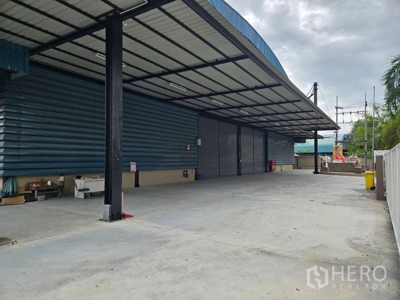 โรงงาน for rent in Si Racha, Chon Buri - พื้นที่โหลดสินค้าแบบมีหลังคา ประตูม้วนหลายจุด และลานคอนกรีตกว้างสำหรับรถบรรทุก