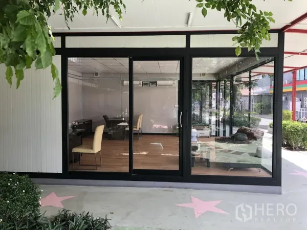 สำนักงาน ให้เช่าในWang Thonglang, Bangkok - สำนักงานชั้นล่าง หน้ากระจกเต็มบาน พื้นลามิเนต และโต๊ะทำงาน ในวังทองหลาง กรุงเทพฯ