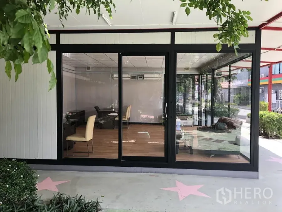 สำนักงาน ให้เช่าในWang Thonglang, Bangkok - สำนักงานชั้นล่าง หน้ากระจกเต็มบาน พื้นลามิเนต และโต๊ะทำงาน ในวังทองหลาง กรุงเทพฯ