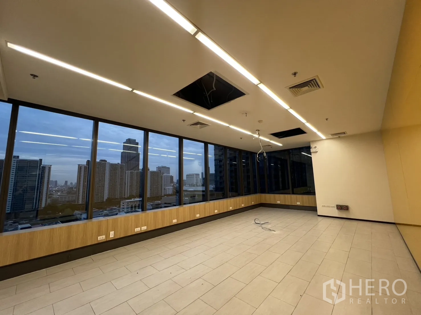 办公空间 出租在Huai Khwang, Bangkok - 明亮培训或项目室，落地窗、瓷砖地面与城市天际线。