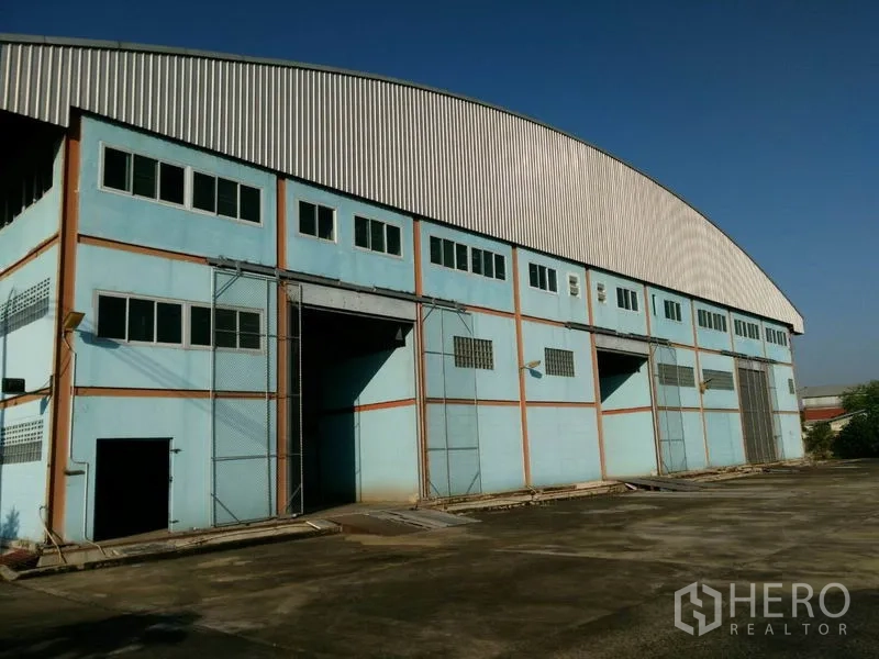 โรงงาน ขายในLat Lum Kaeo, Pathum Thani - โรงงานหลังคาเมทัลชีททรงโค้ง ช่องแสงยาว และประตูสูง