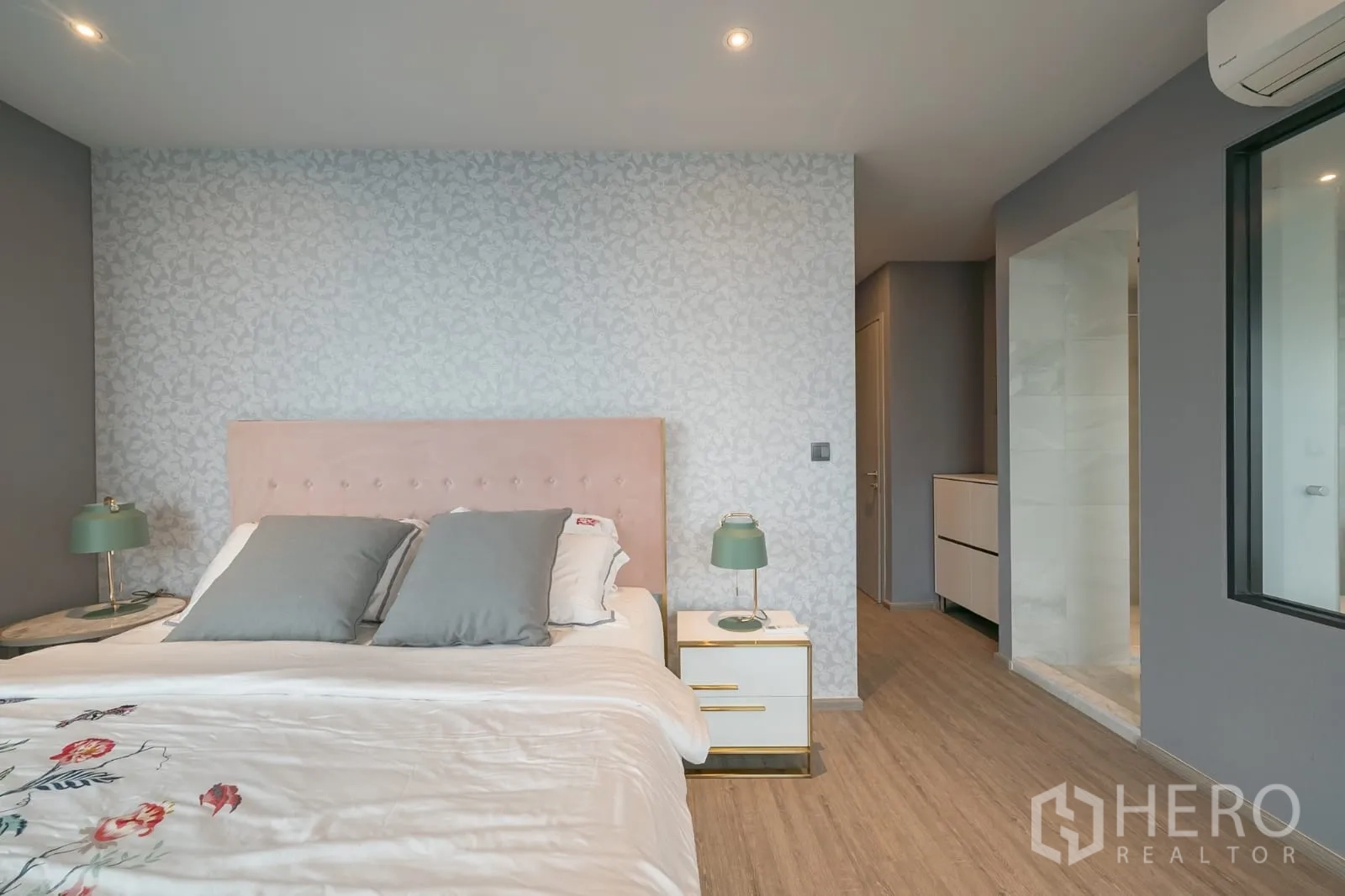 คอนโด ให้เช่าในKhlong Toei, Bangkok - ห้องนอนใหญ่ หัวเตียงบุผ้า พร้อมประตูเข้าสุขาในตัว