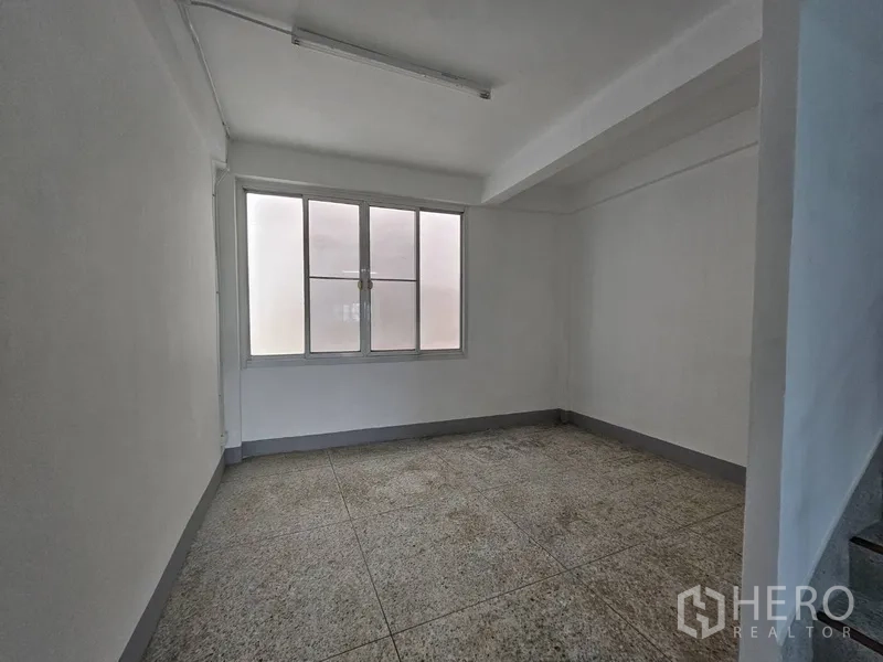 店屋 出租 - 角落房，带大型磨砂窗引入自然光。