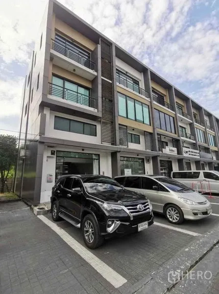 Home Office for rent in Prawet, Bangkok - Modern three-storey home office exterior with front parking in Prawet, Bangkok