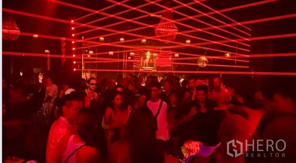 零售空间 出租在Watthana, Bangkok - 夜店舞区，交错的红色激光与水晶吊灯。