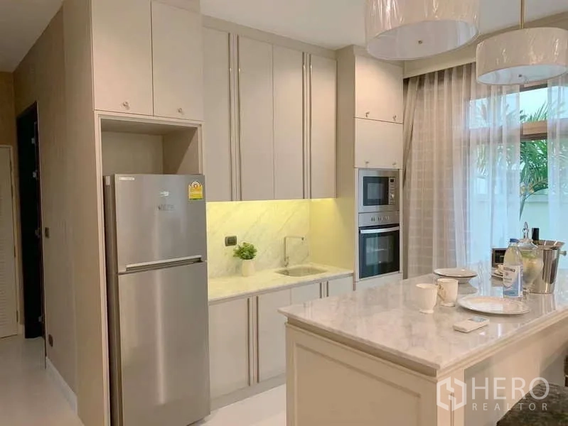 Detached House for rent or sale in Bang Phli, Samut Prakan - Bright Western kitchen with marble island, built-in oven and stainless fridge.