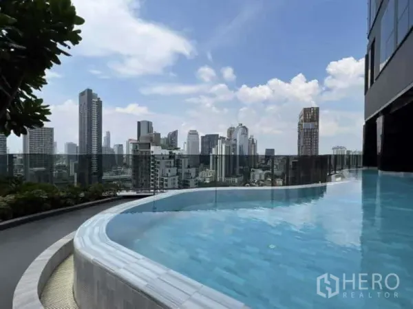 คอนโด ให้เช่าในKhlong Toei, Bangkok - สระว่ายน้ำอินฟินิตี้บนดาดฟ้าพร้อมวิวสกายไลน์รอบด้าน