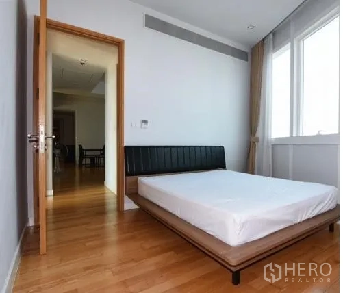 คอนโด ให้เช่าในKhlong Toei, Bangkok - ห้องนอนรองพร้อมเตียงแพลตฟอร์ม พื้นไม้ และหน้าต่างบานใหญ่พร้อมผ้าม่าน