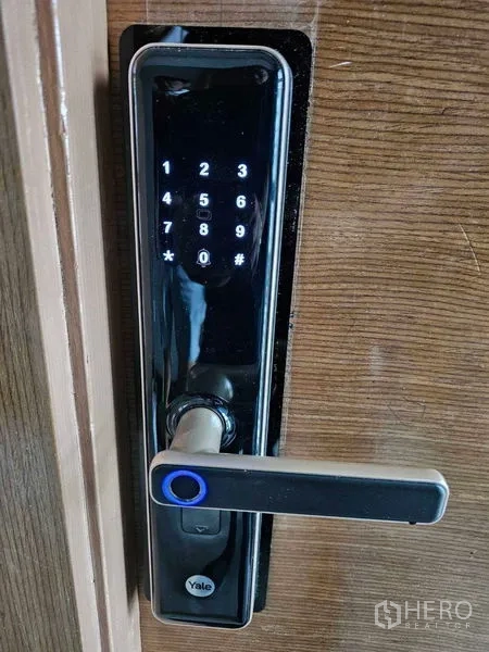 公寓 出租在Bang Rak, Bangkok - 木门上的数字密码智能门锁。