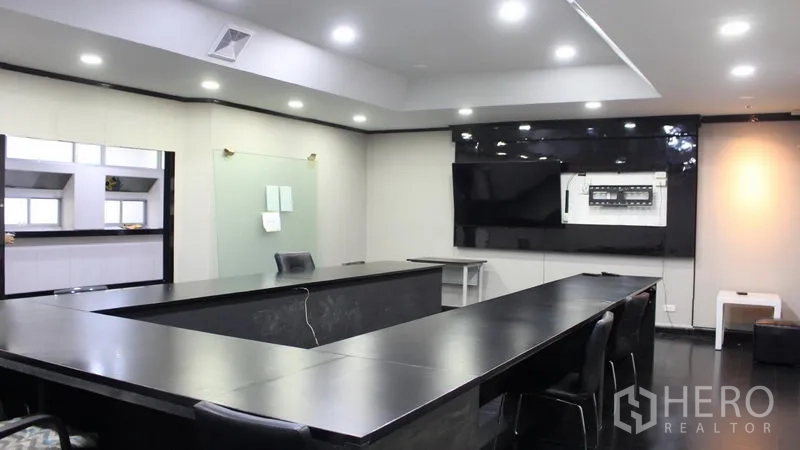 สำนักงาน ให้เช่าในSuan Luang, Bangkok - ห้องประชุมขนาดใหญ่ โต๊ะรูปตัว U ไฟดาวน์ไลท์และจอทีวีผนัง