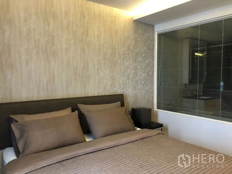 คอนโด ให้เช่าในWatthana, Bangkok - ห้องนอนผนังลายเท็กซ์เจอร์ ข้างฉากกั้นกระจกของห้องน้ำ