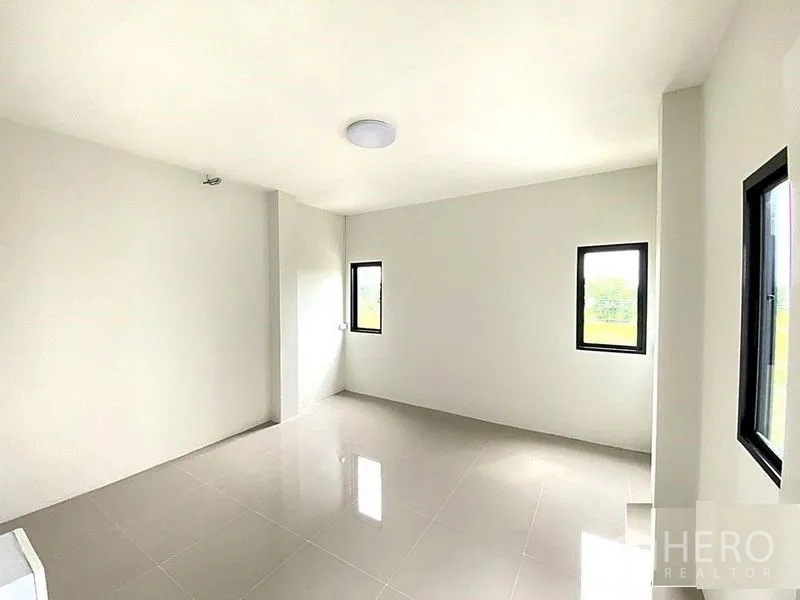 工厂 出租在Bang Bua Thong, Nonthaburi - 第二卧室，转角窗引入充足采光。