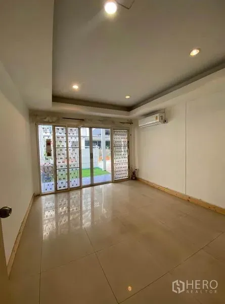 ทาวน์เฮาส์ ให้เช่าในKhlong Toei, Bangkok - ห้องชั้นล่างเปิดสู่สวนด้วยประตูกระจกขนาดใหญ่และเหล็กดัด