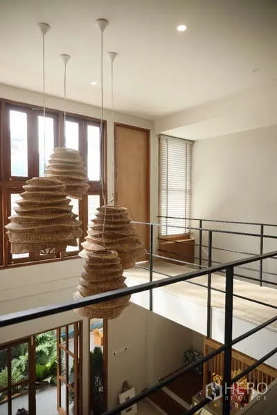 独立式住宅 出租在Lat Phrao, Bangkok - 二层走廊，黑色扶手与编织吊灯