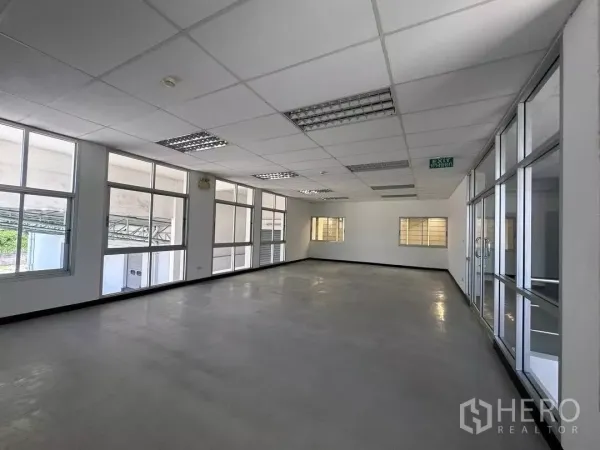 工厂 出租在Si Racha, Chon Buri - 明亮办公室内景，方格天花、日光灯与玻璃隔断。