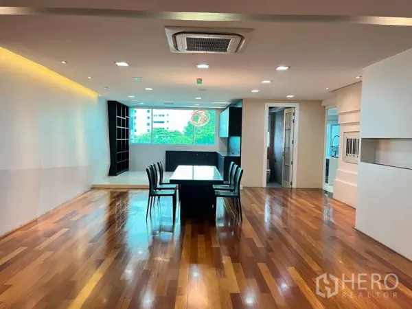 คอนโด ให้เช่าในKhlong Toei, Bangkok - โซนรับประทานอาหารเปิดโล่ง พร้อมโต๊ะทานข้าว แอร์ฝังฝ้า และหน้าต่างบานใหญ่