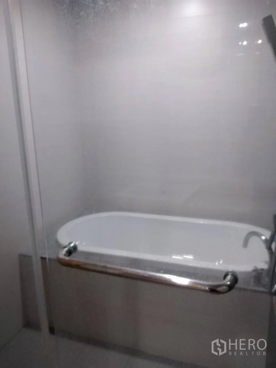 คอนโด ให้เช่าในKhlong Toei, Bangkok - อ่างอาบน้ำพร้อมฉากกระจกและราวจับภายในห้องน้ำปูกระเบื้อง