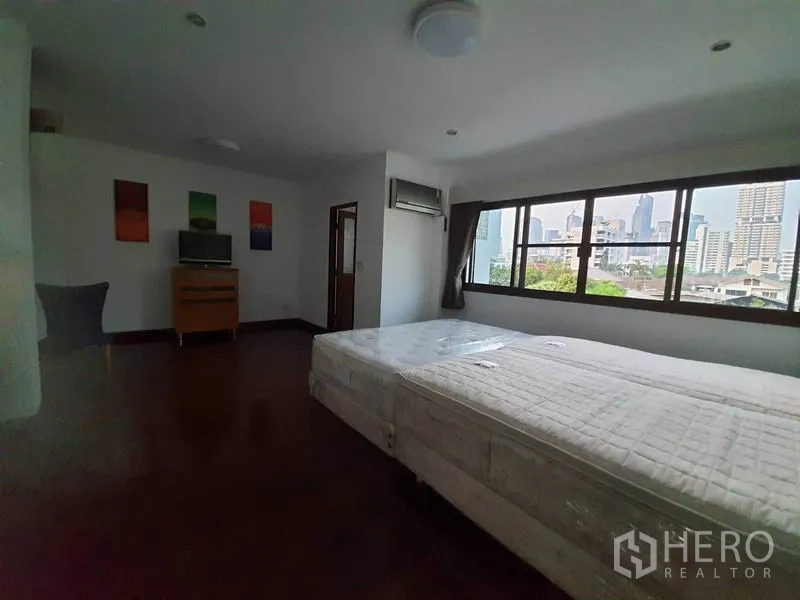 ทาวน์เฮาส์ ให้เช่าในKhlong Toei, Bangkok - ห้องนอนขนาดใหญ่ พร้อมที่นอนคู่และหน้าต่างบานกว้างเห็นวิวเมือง