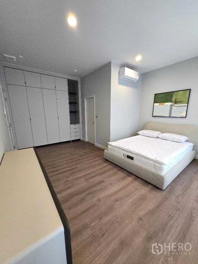 Detached House for rent in Bang Phli, Samut Prakan - Bright bedroom with built-in wardrobes, air-conditioning and wood floors.