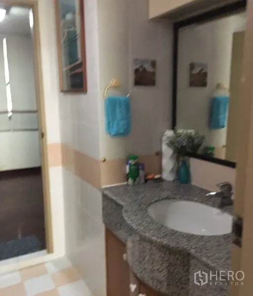 คอนโด ให้เช่าในWatthana, Bangkok - ห้องน้ำปูกระเบื้อง เคาน์เตอร์อ่างล้างหน้าแกรนิต กระจกบานใหญ่ และตู้เก็บของ