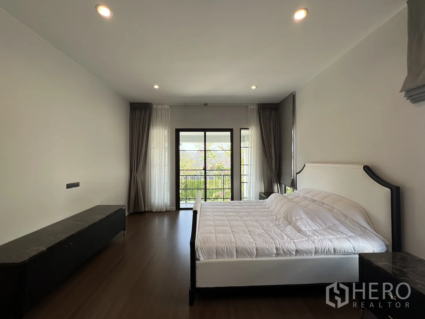 บ้านเดี่ยว for rent in Bang Phli, Samut Prakan - ห้องนอนพร้อมประตูกระจกบานเลื่อนออกระเบียงและผ้าม่านทึบโปร่ง