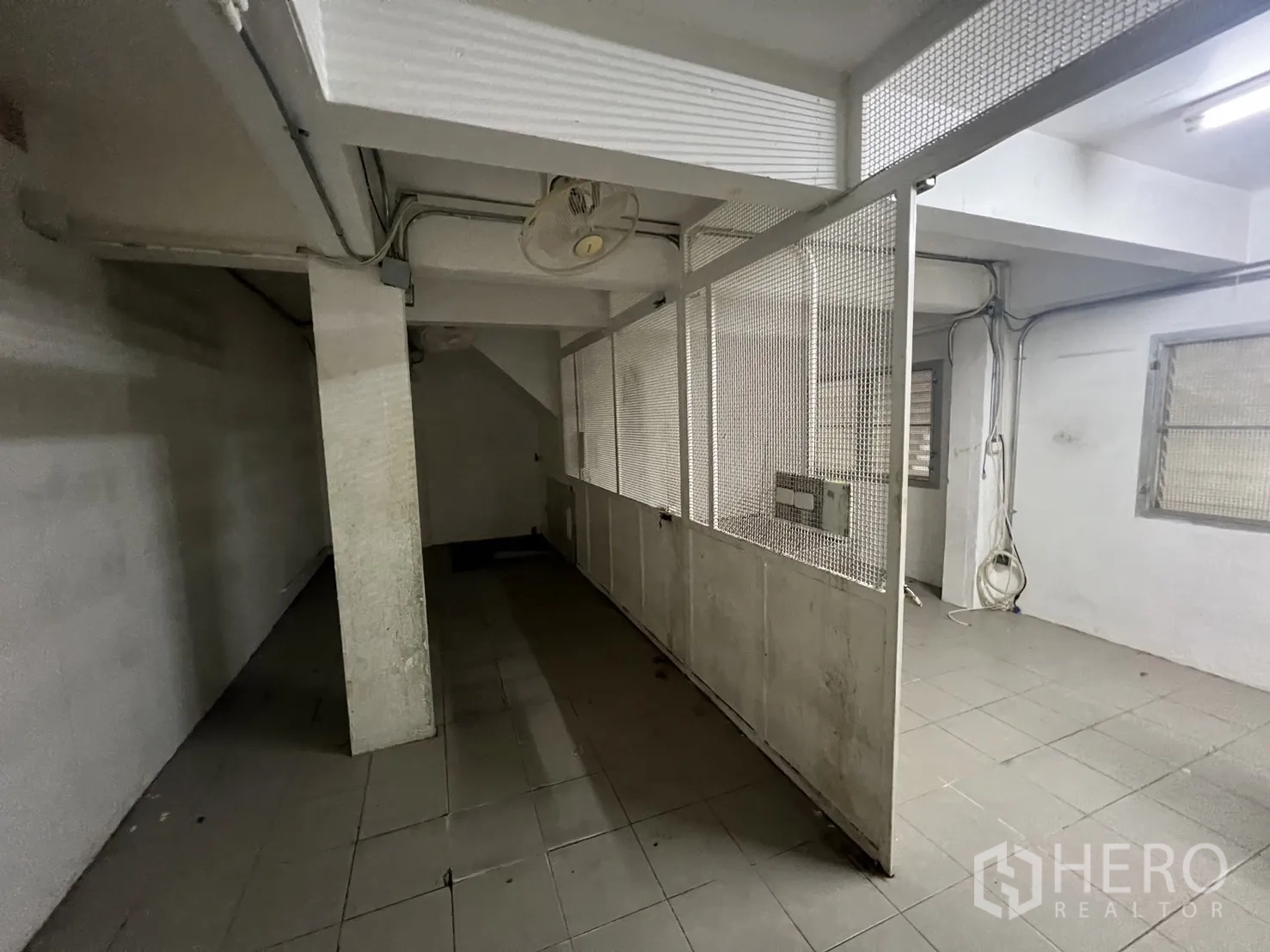 零售空间 出租在Suan Luang, Bangkok - 后勤走廊，金属网隔断与可见管线。